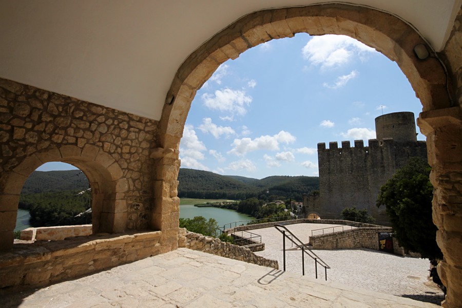 Vista del castell de Castellet i l'embassament del Foix
